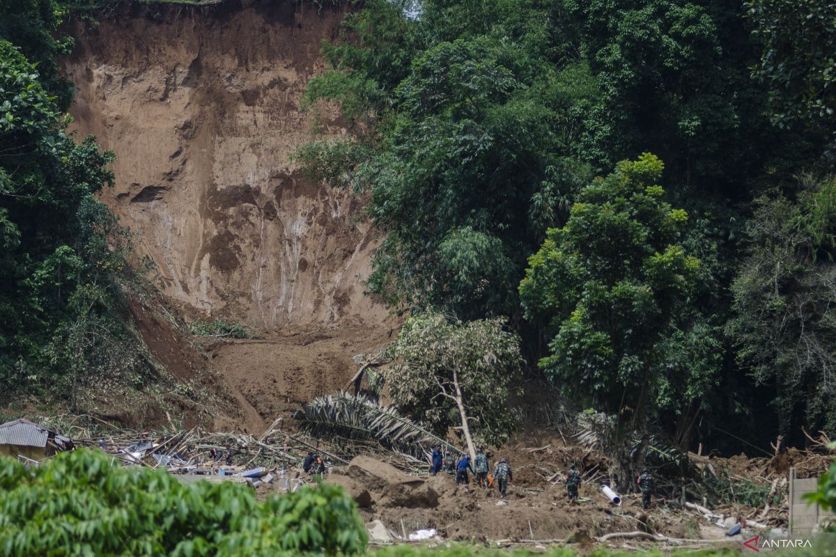 Penjabat Gubernur: Dua orang meninggal akibat tanah longsor di Subang