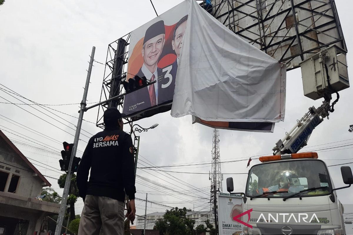 Tim gabungan turunkan APK Pemilu di Jalan Pandanaran Boyolali