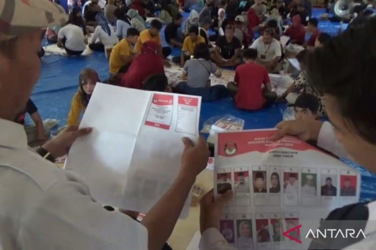 KPU Ngawi libatkan 250 pekerja lipat surat suara DPD Pemilu 2024