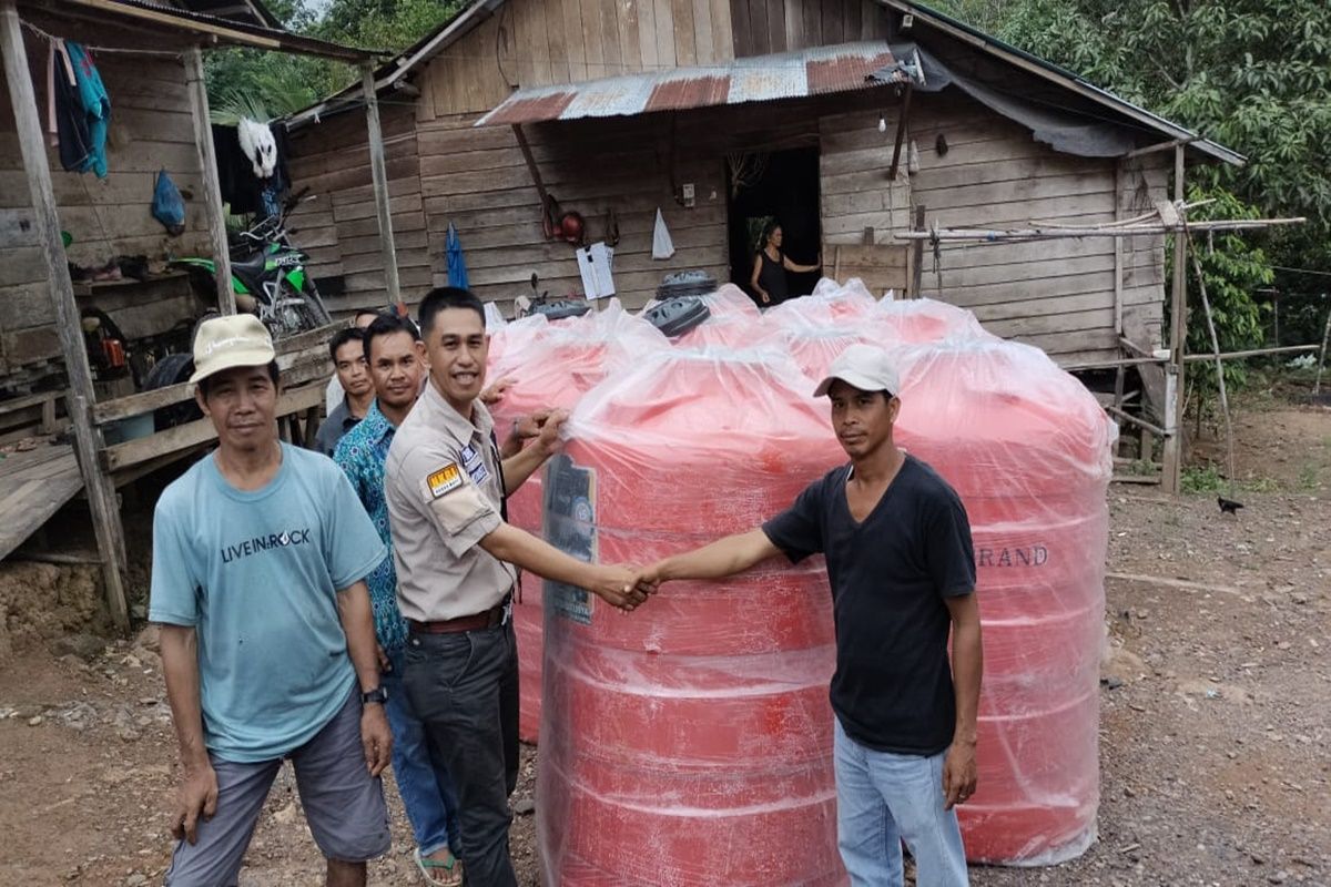 Legislator salurkan bantuan tandon untuk air bersih