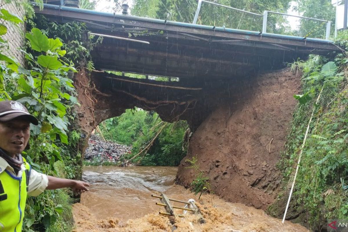 Jembatan penghubung ke kantor KPU Cianjur ambruk tergerus longsor