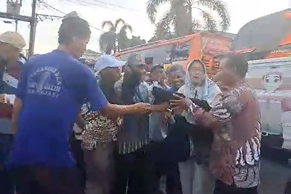 Bawaslu Banyumas selidiki pembagian kaos  capres bergambar Ganjar - Mahfud saat kunjungan Jokowi