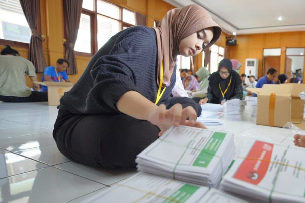 KPU Kota Madiun sortir dan lipat surat suara Pemilu 2024