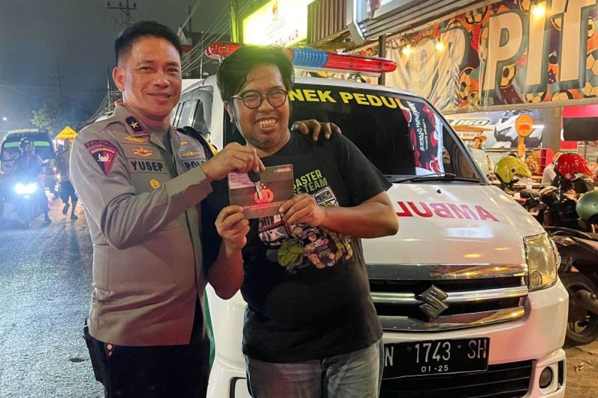 Wakapolda Jatim beri bantuan satu  mobil ambulans untuk Bonek Rescue