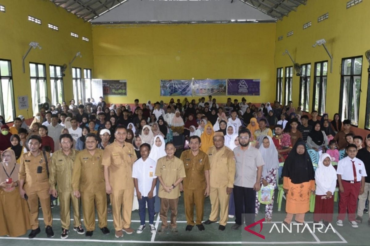 Pemkab Gorontalo serahkan bantuan sosial bagi anak yatim