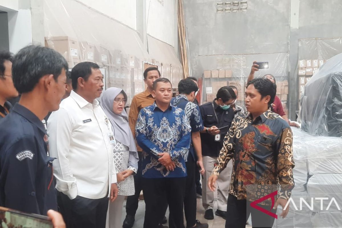 Nana Sudjana tinjau persiapan logistik pemilu di KPU Surakarta