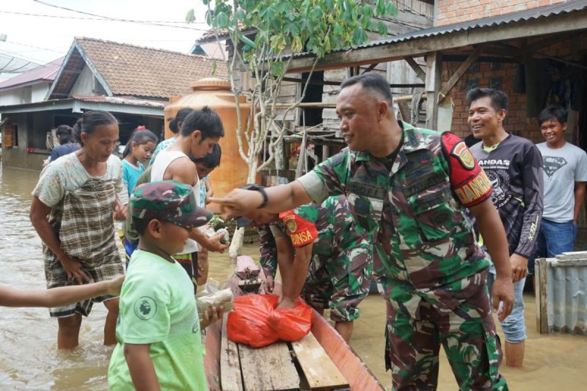 Prajurit TNI bagikan nasi bungkus untuk korban banjir Kabupaten Tebo