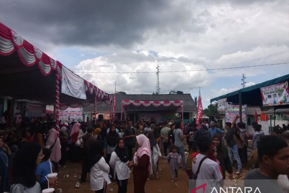 Ratusan warga ikuti pesta makan durian di desa Nangka