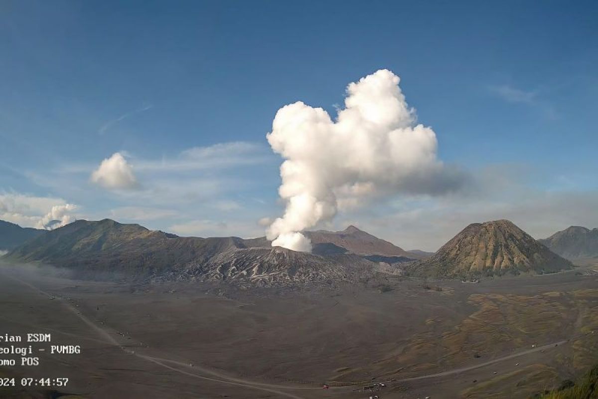 Asap putih tebal membubung setinggi 700 meter di atas Gunung Bromo