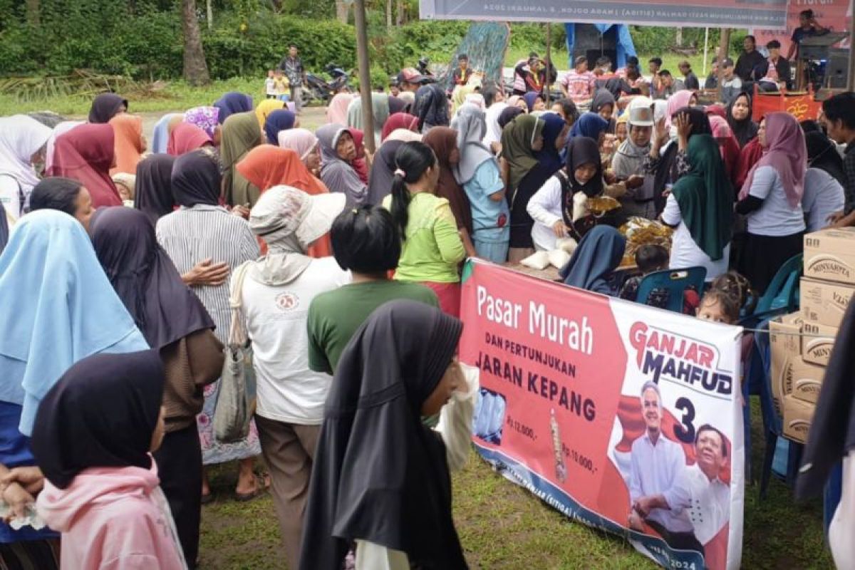 Relawan Ganjar Simalungun gelar pasar murah di Nagori Naga Dolok