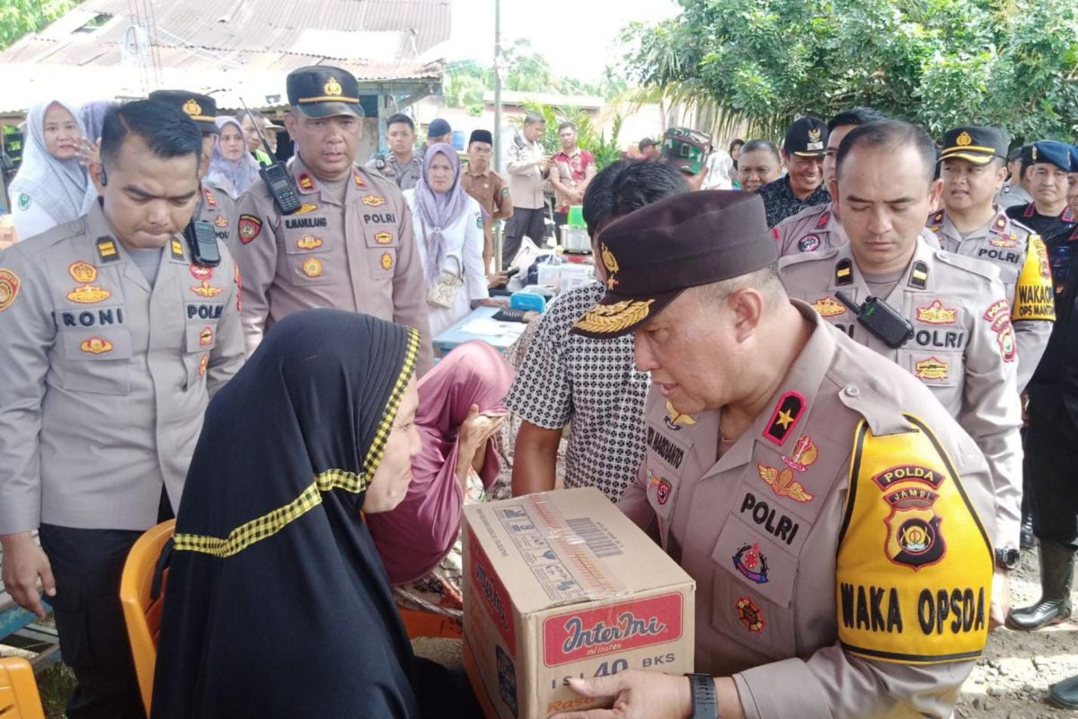 Wakapolda Jambi bagikan makanan ke korban banjir di Tebo