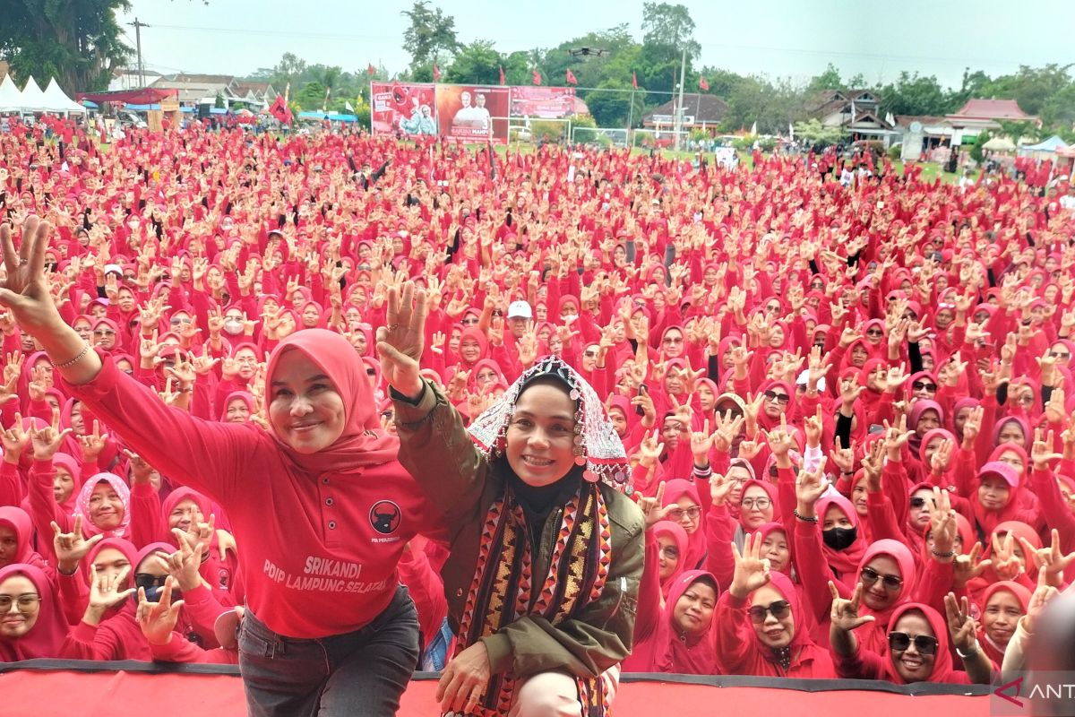 Siti Atikoh disambut ribuan ibu-ibu saat safari politik di Lampung Selatan