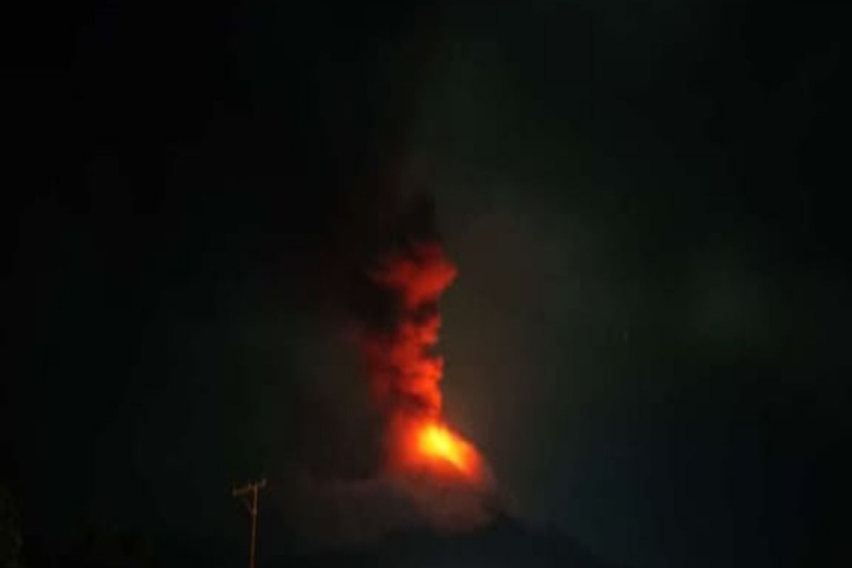 Gunung api Lewotobi Laki-laki di Flores Timur NTT berstatus Awas