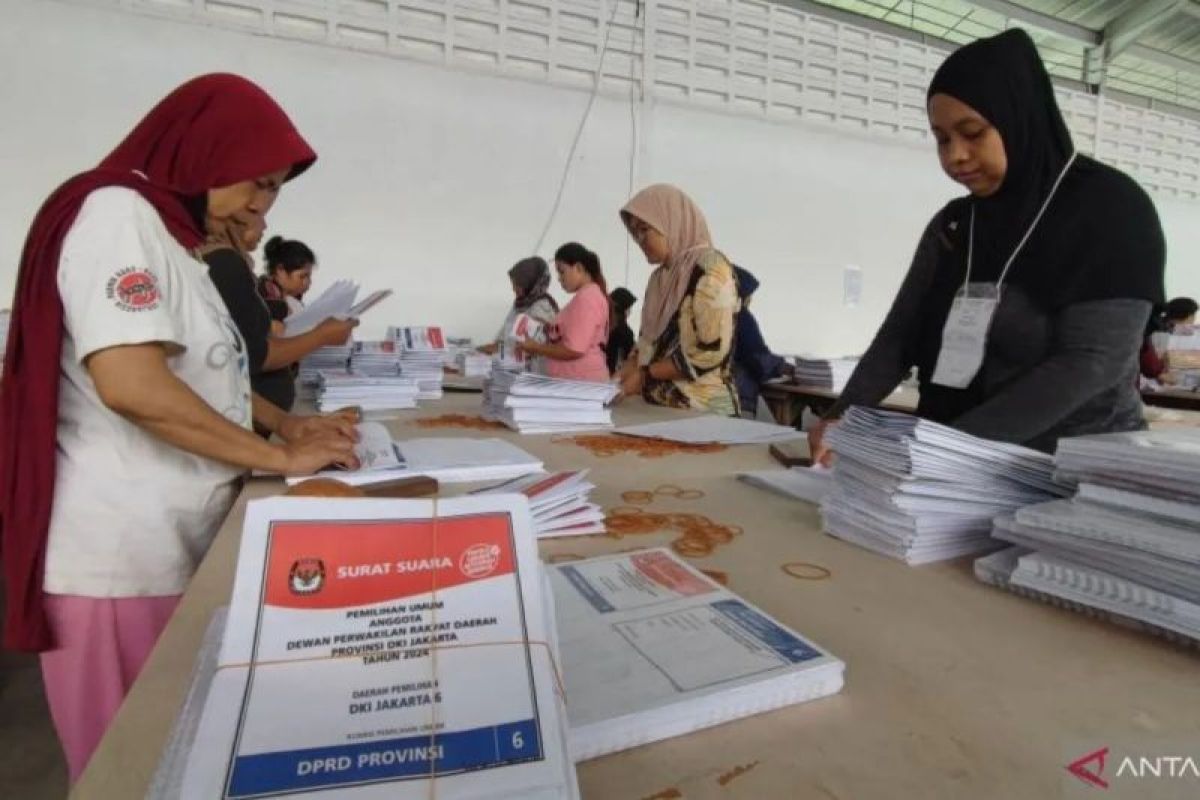 KPU DKI kerahkan 1.261 pekerja sortir dan lipat surat suara pemilu