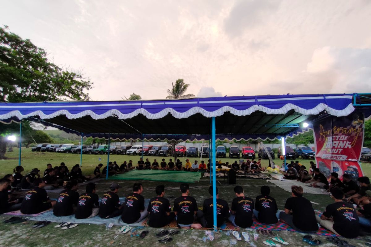 Komunitas Semeton Katana Pujut gelar anniversary di pantai Tanjung Aan Lombok