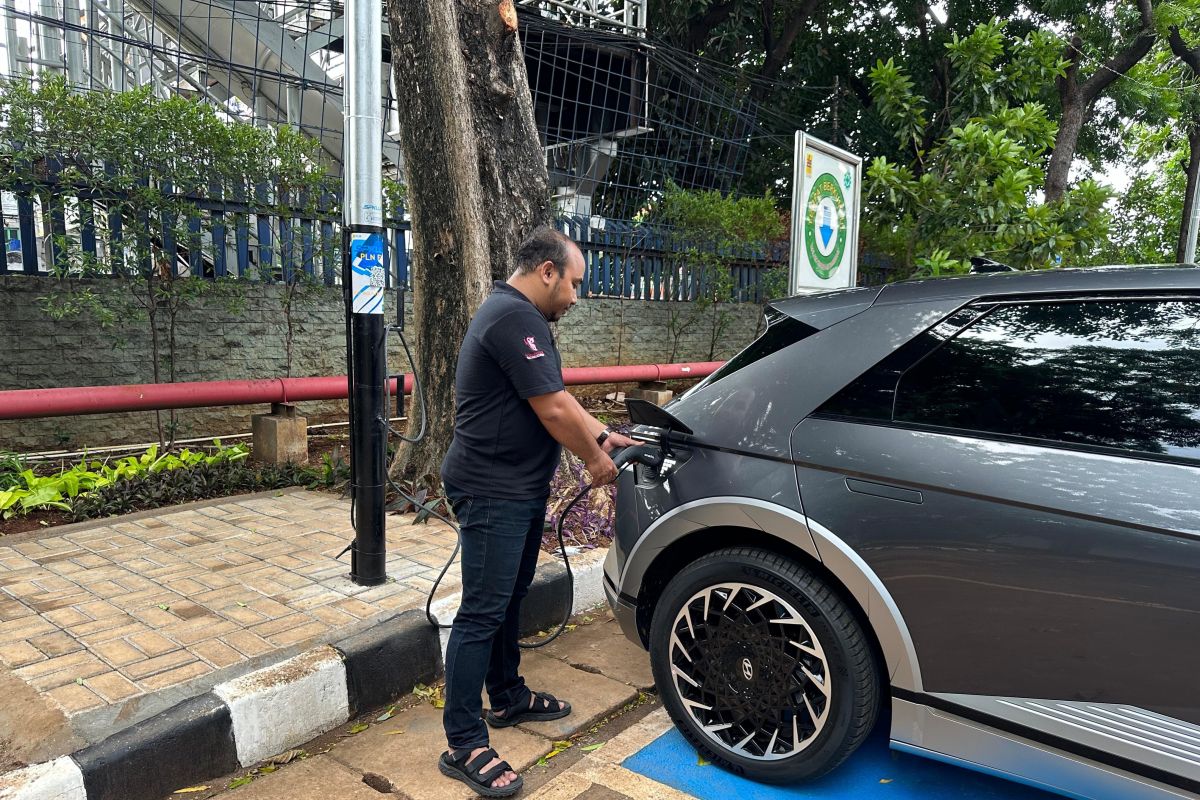 PLN jadikan tiang listrik sebagai tempat pengisian daya mobil listrik