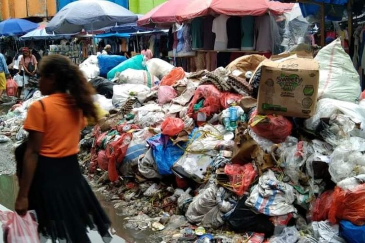 Pemkot Ambon berikan sanksi pemilik toko buang sampah sembarangan
