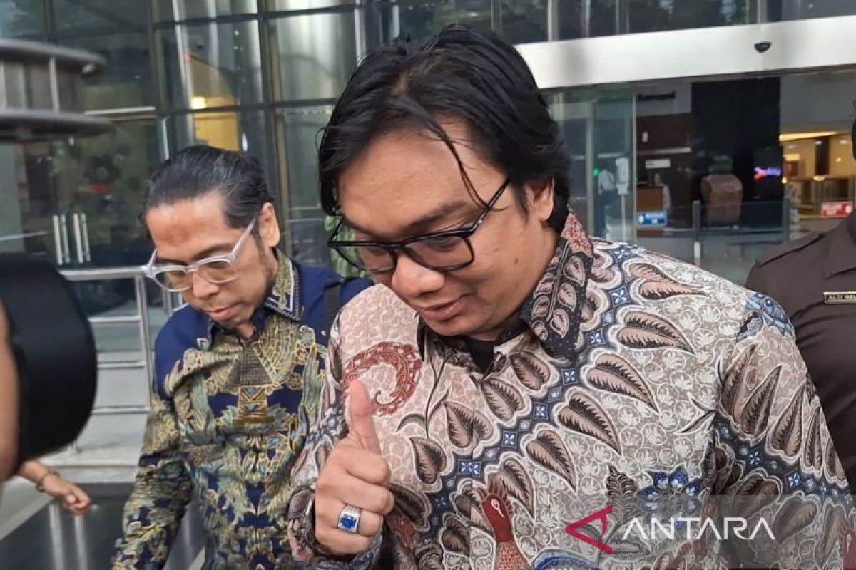 Advokat dan aspri Wamenkumham bungkam usai diperiksa KPK