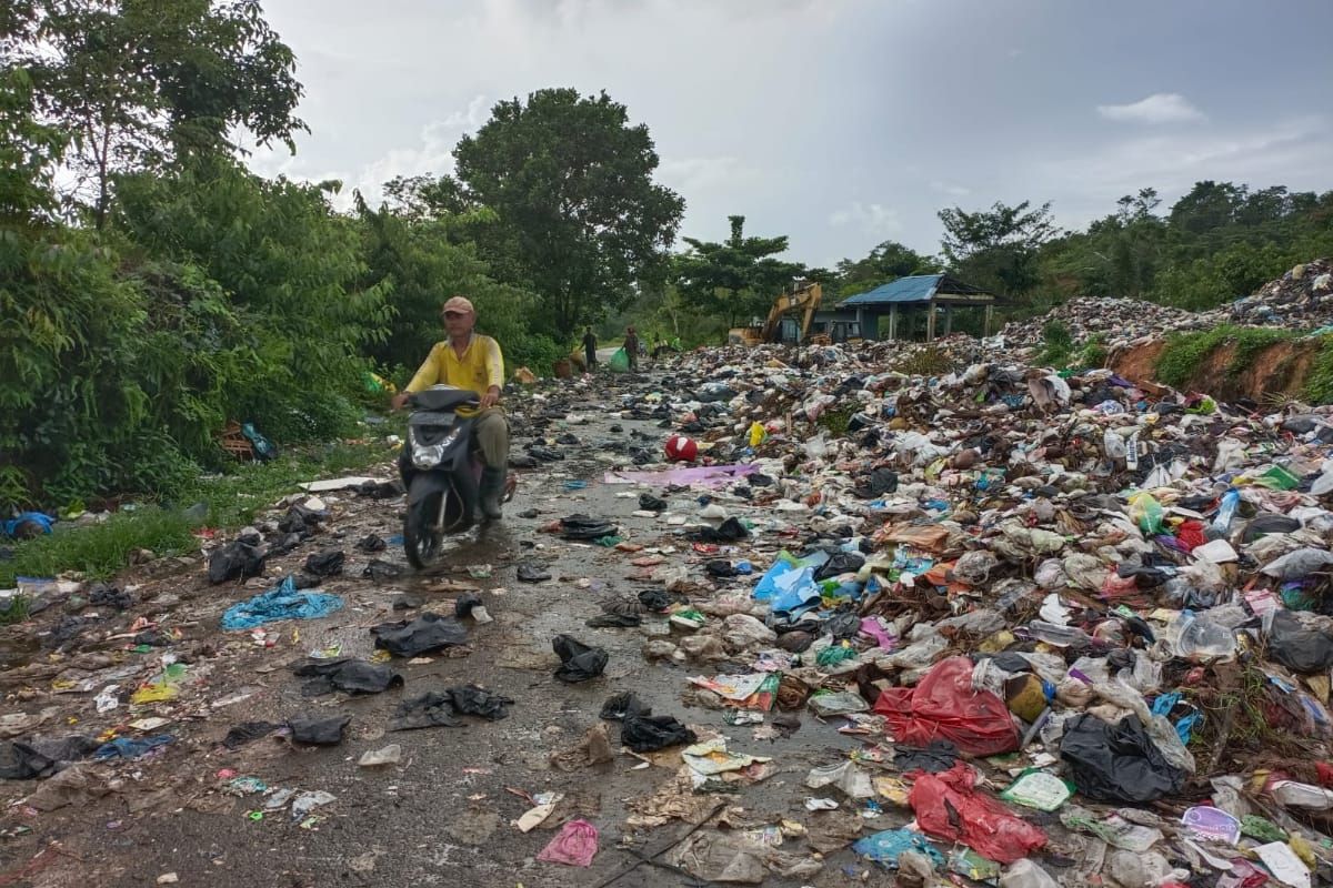 Pemkab Natuna akan bersihkan sampah yang menumpuk di jalan TPA Sebayar Bunguran Timur