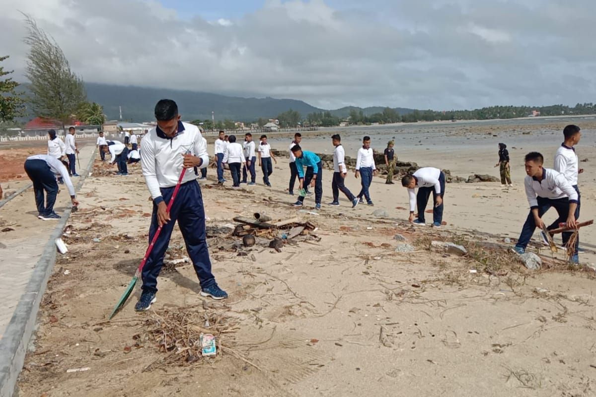 Lanal Ranai sambut Hari Dharma Samudera dengan bersih-bersih pantai