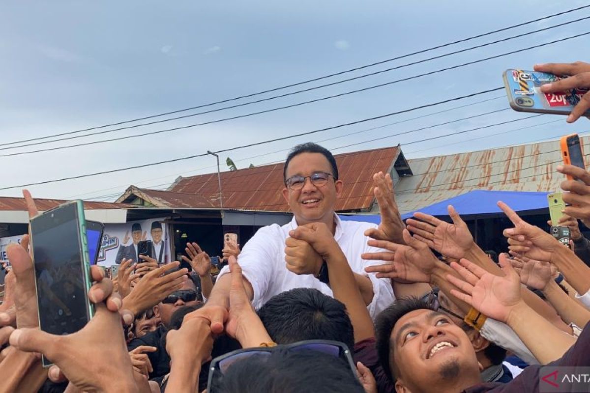 Capres Anies Baswedan diskusi bersama buruh dan pedagang di Kendari