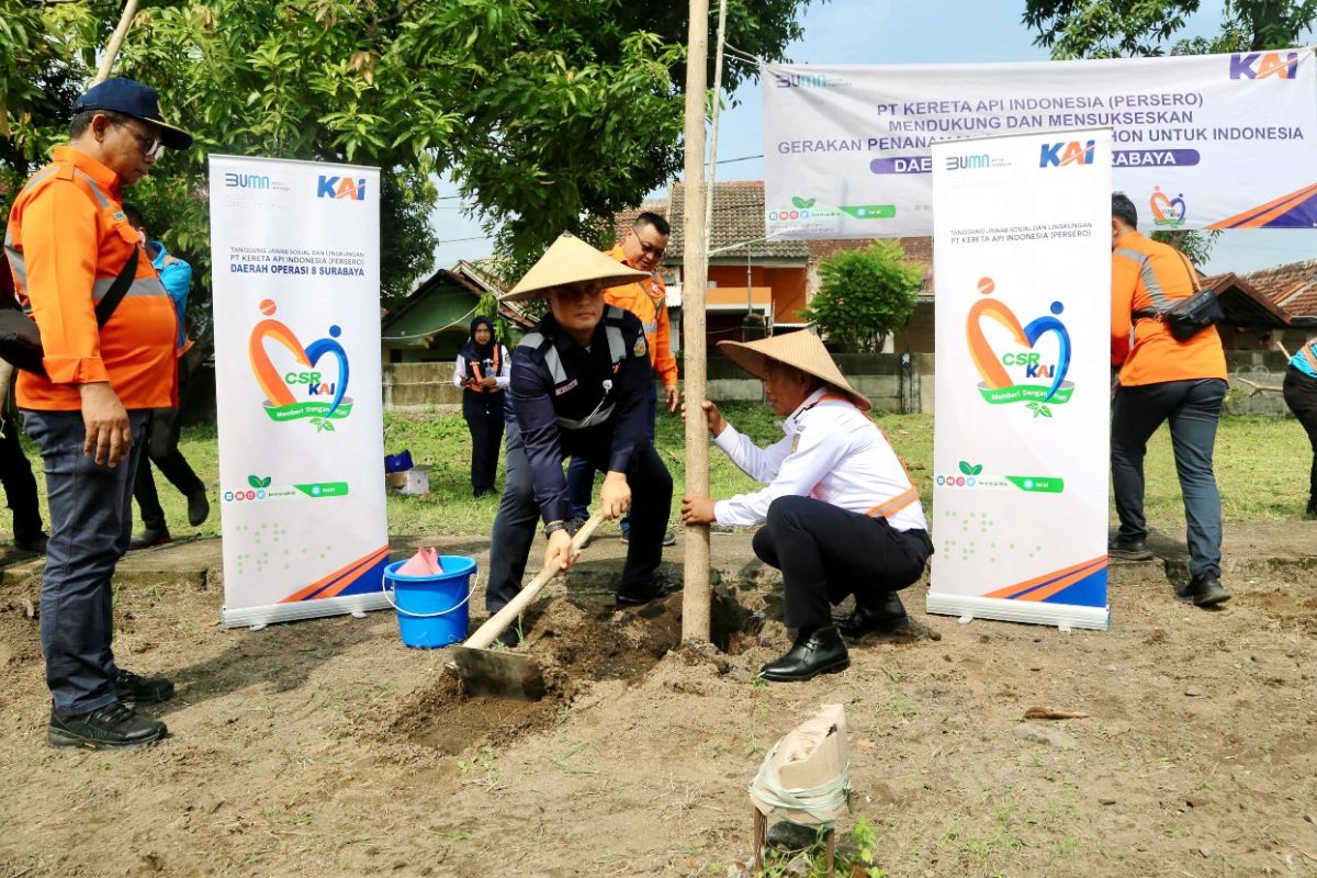 KAI Daop 8 Surabaya tanam puluhan pohon di lima stasiun melalui program TJSL