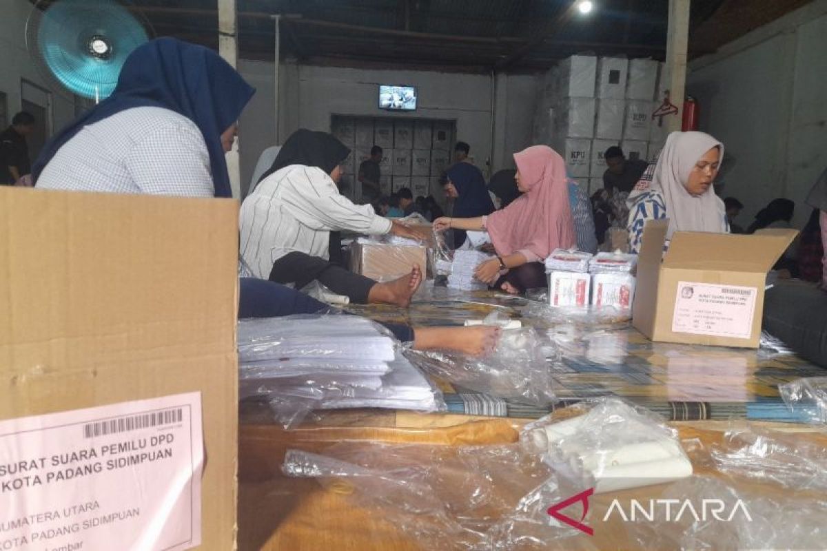 KPU Padangsidimpuan lakukan proses sortir lipat surat suara