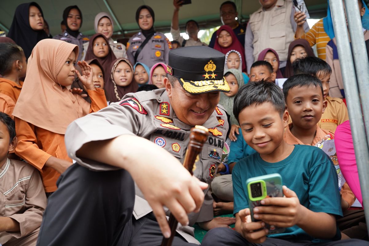 Kapolda Riau sambangi korban terdampak banjir di Rokan Hulu