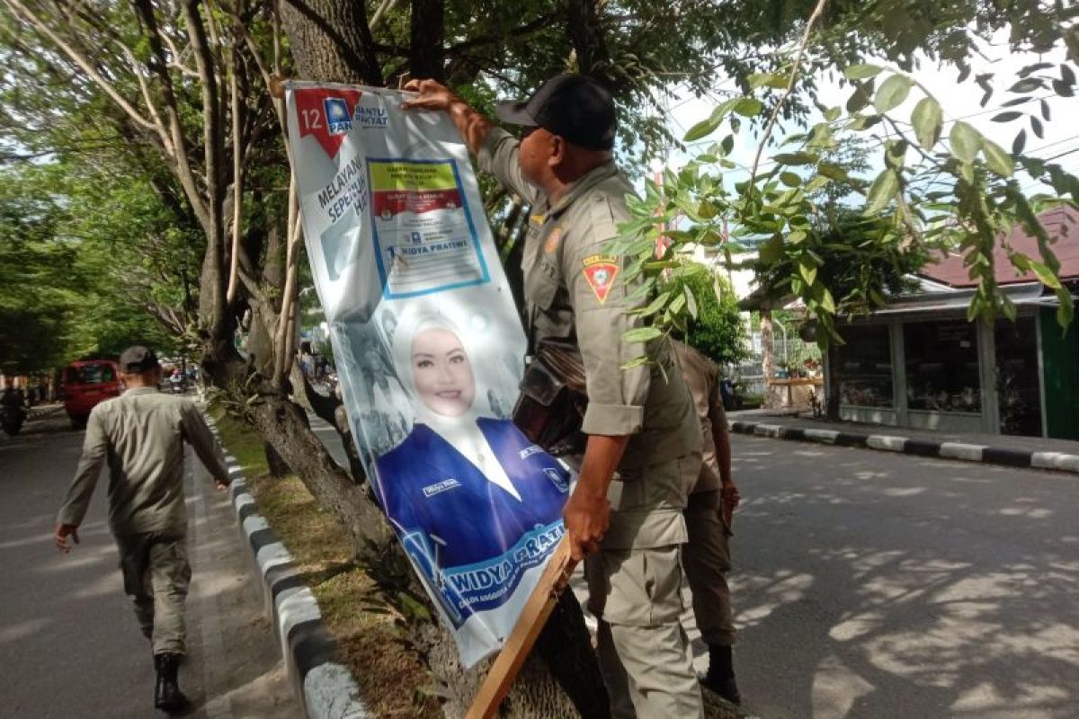 Petugas gabungan teribkan ratusan APK langgar aturan di Ambon