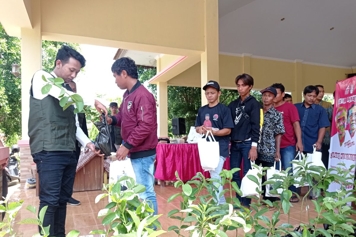 Komunitas Jatim Beragam bagikan bibit tanaman ke warga