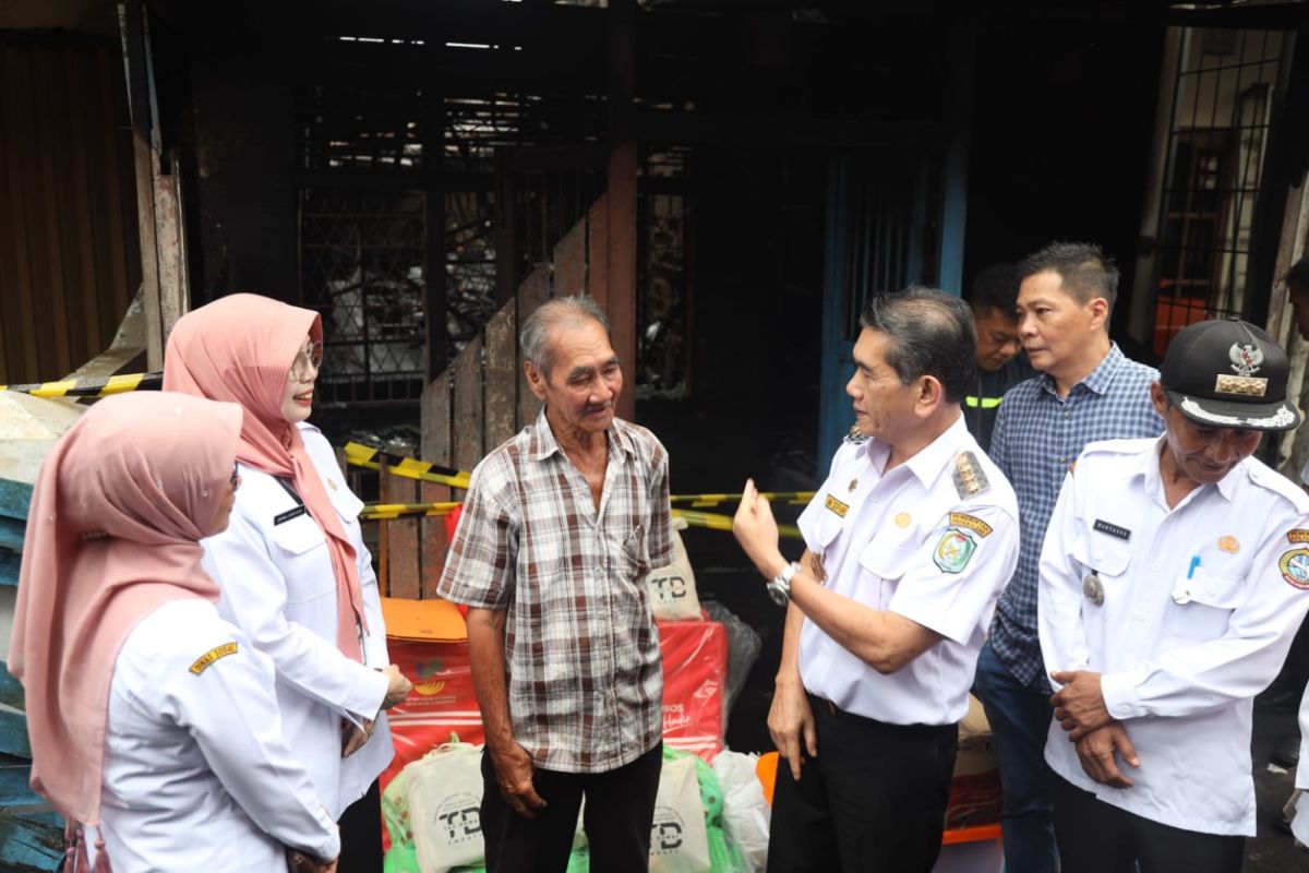 Pj Wali Kota Pontianak menyambangi rumah korban kebakaran di Jalan Siam