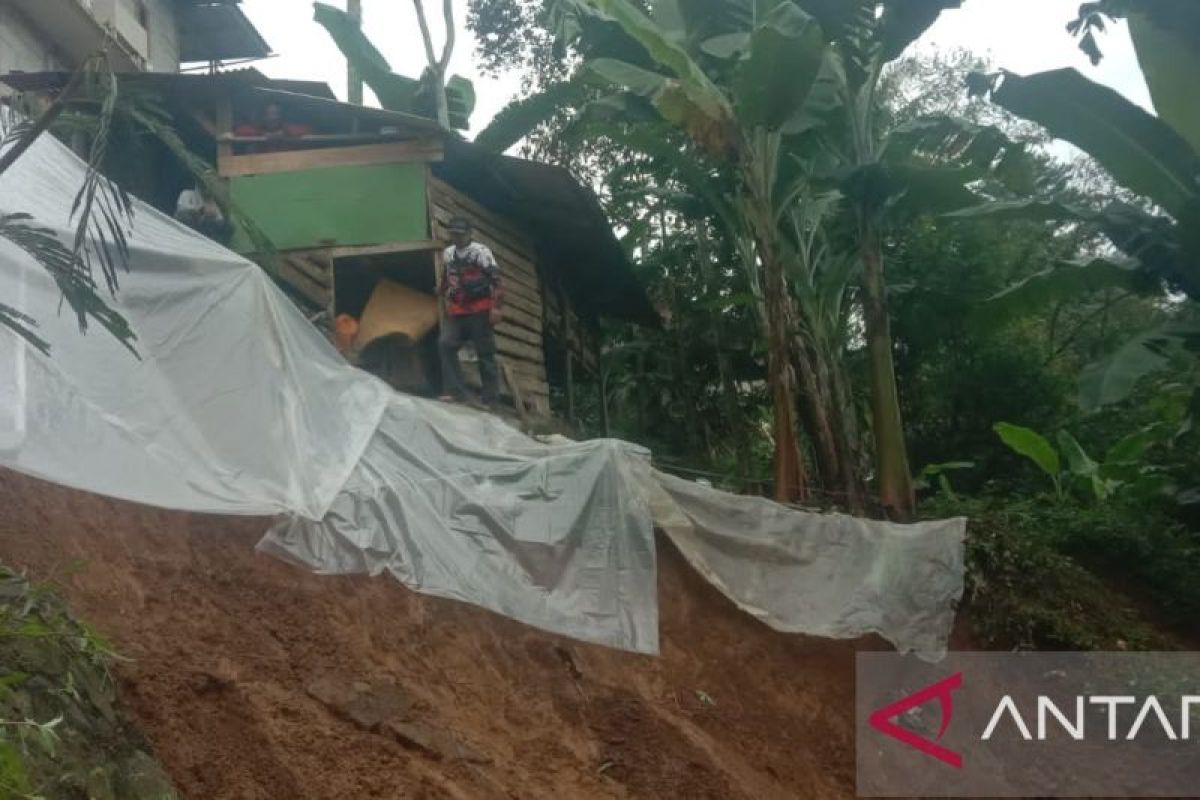 Longsor di Kampung Pajagan Sukabumi ancam dua rumah yang dihuni 17 jiwa
