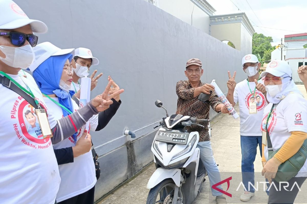 Relawan Prabowo-Gibran  bagikan susu dan merchandise di Samarinda