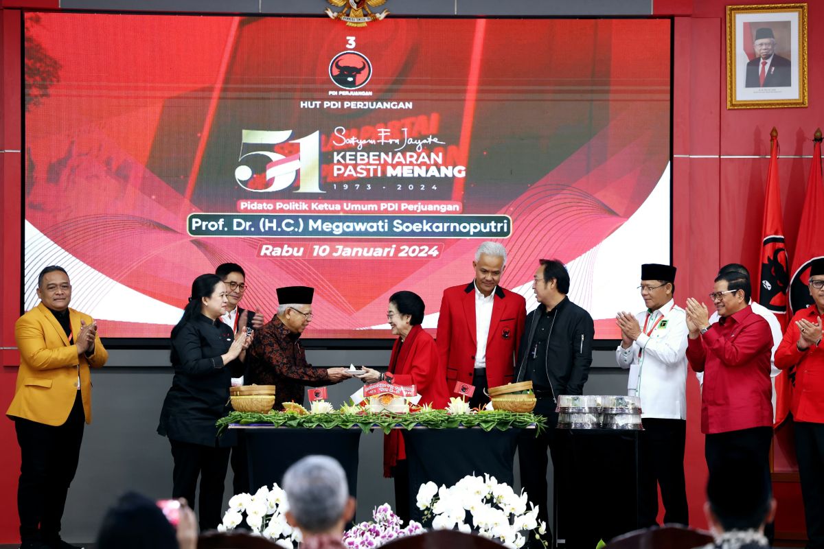 Megawati berikan potongan pertama tumpeng HUT PDIP untuk Wapres Ma'ruf Amin