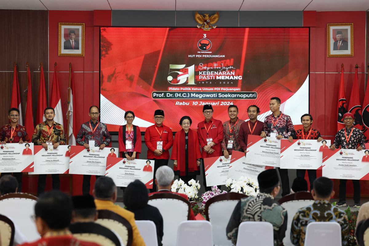 Mega serahkan beasiswa Megawati Fellowship 2023 pada HUT PDIP