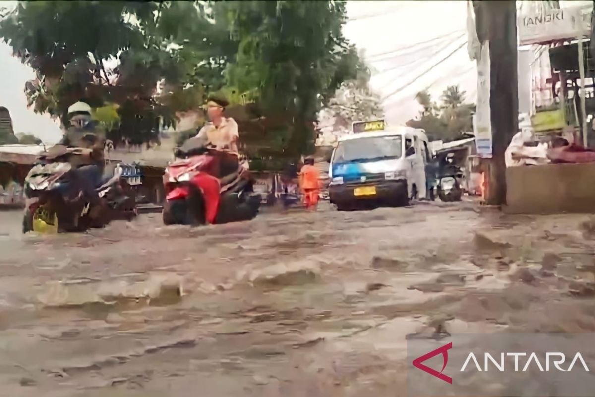 Jaktim bangun saluran air di Jalan Raya Jambore atasi banjir