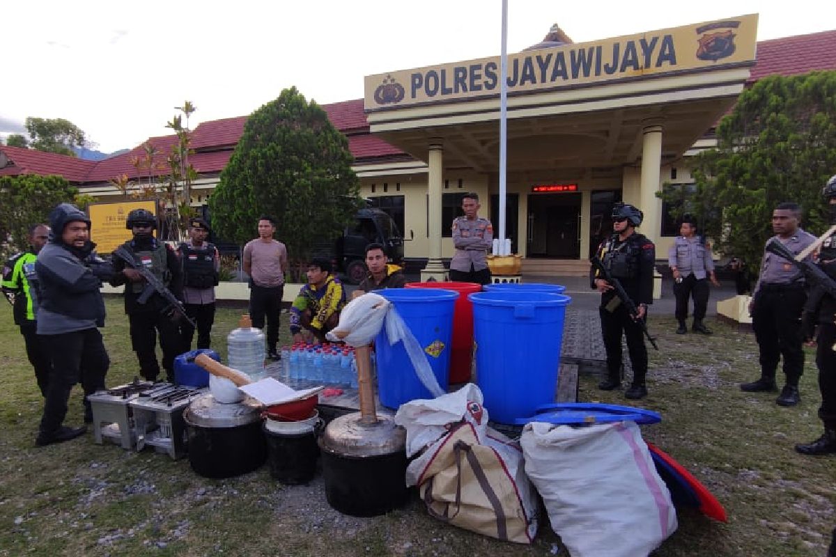 Polisi tangkap dua pembuat minuman beralkohol di Wamena