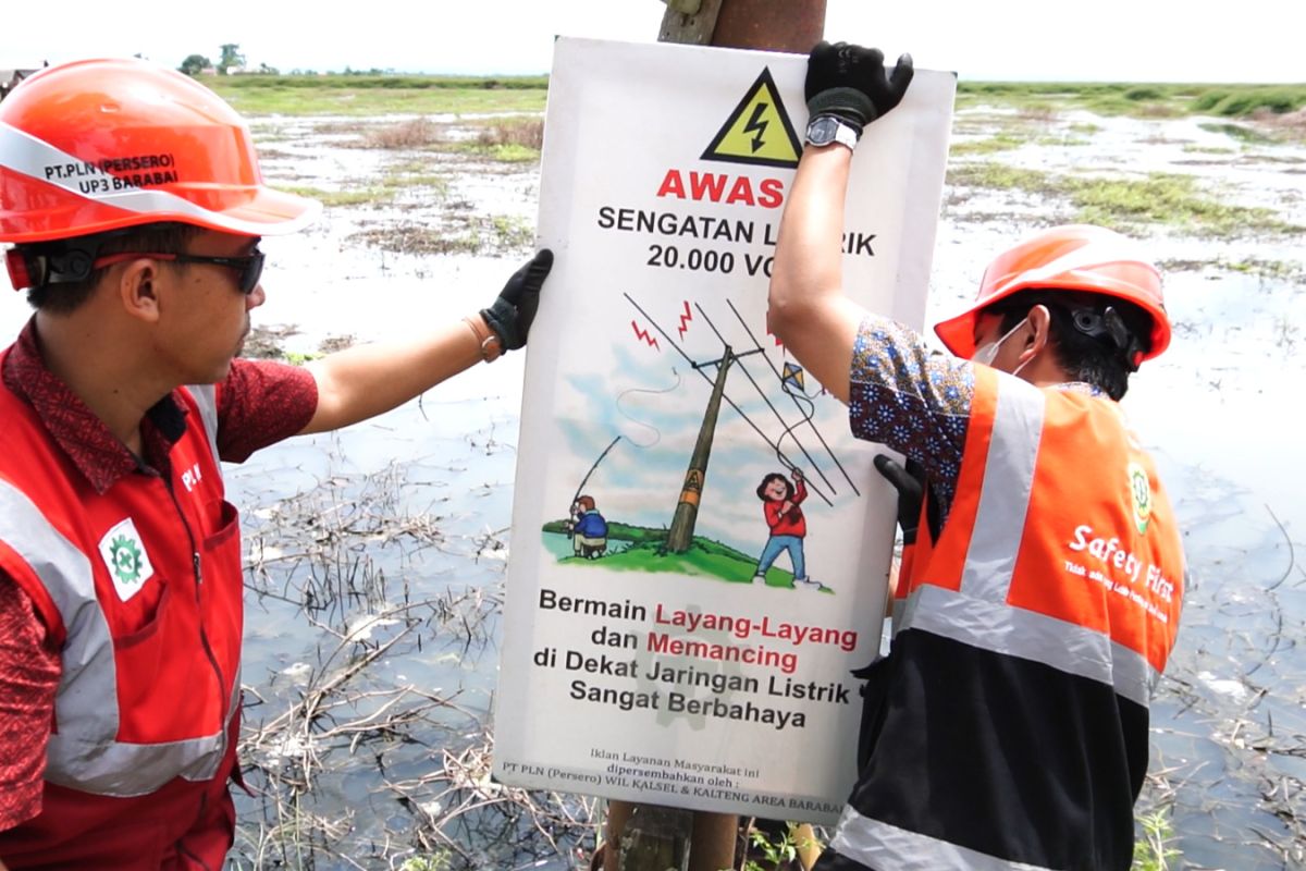 PLN ingatkan masyarakat hati-hati pasang umbul-umbul dekat jaringan listrik