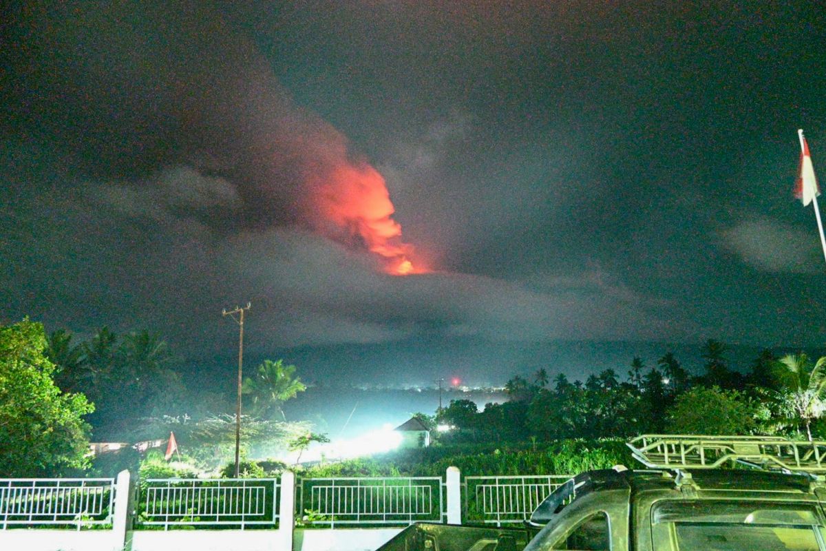 Energi erupsi meningkat, PVMBG naikkan status Gunung Lewotobi Laki-laki jadi awas