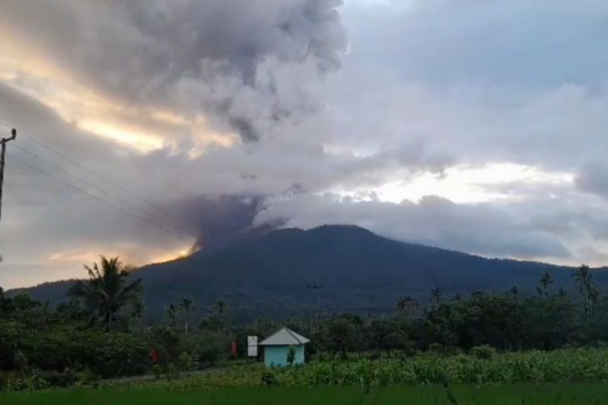 Gunung Lewotobi NTT kembali lontarkan abu