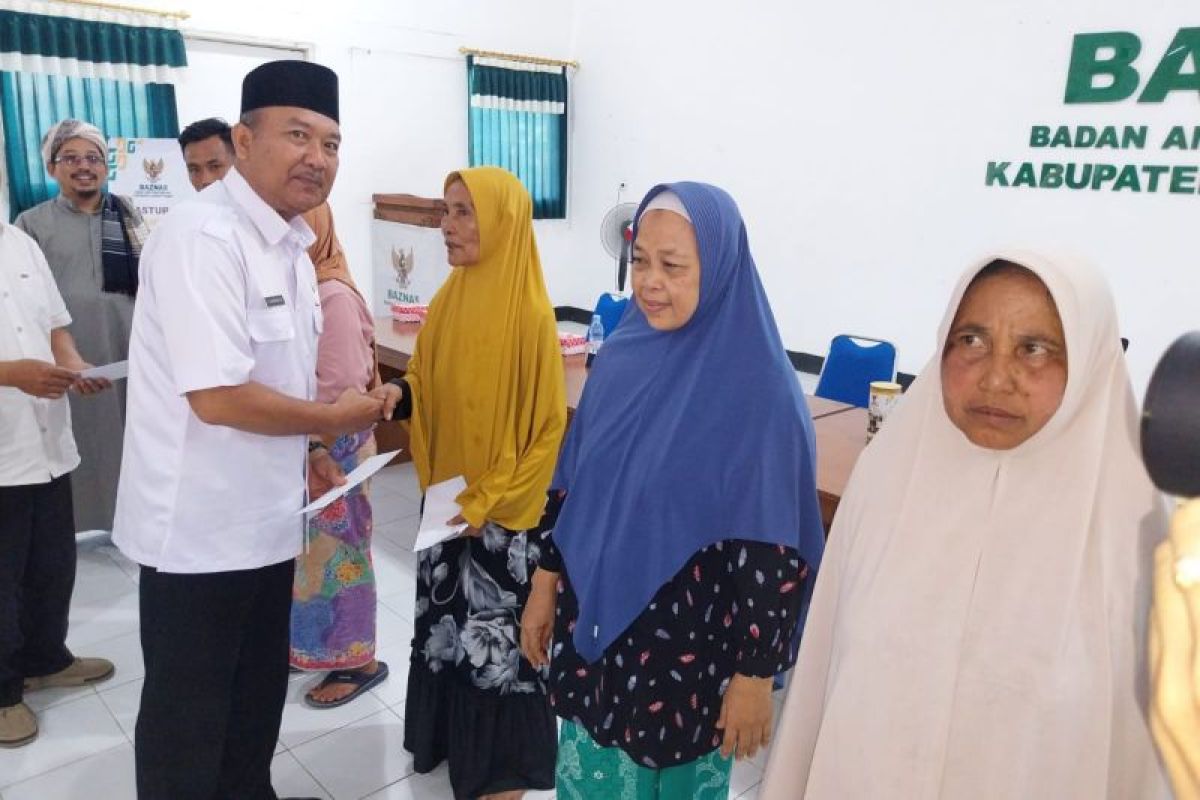 BAZNAS Lombok Tengah menyalurkan bantuan modal ke pedagang kecil