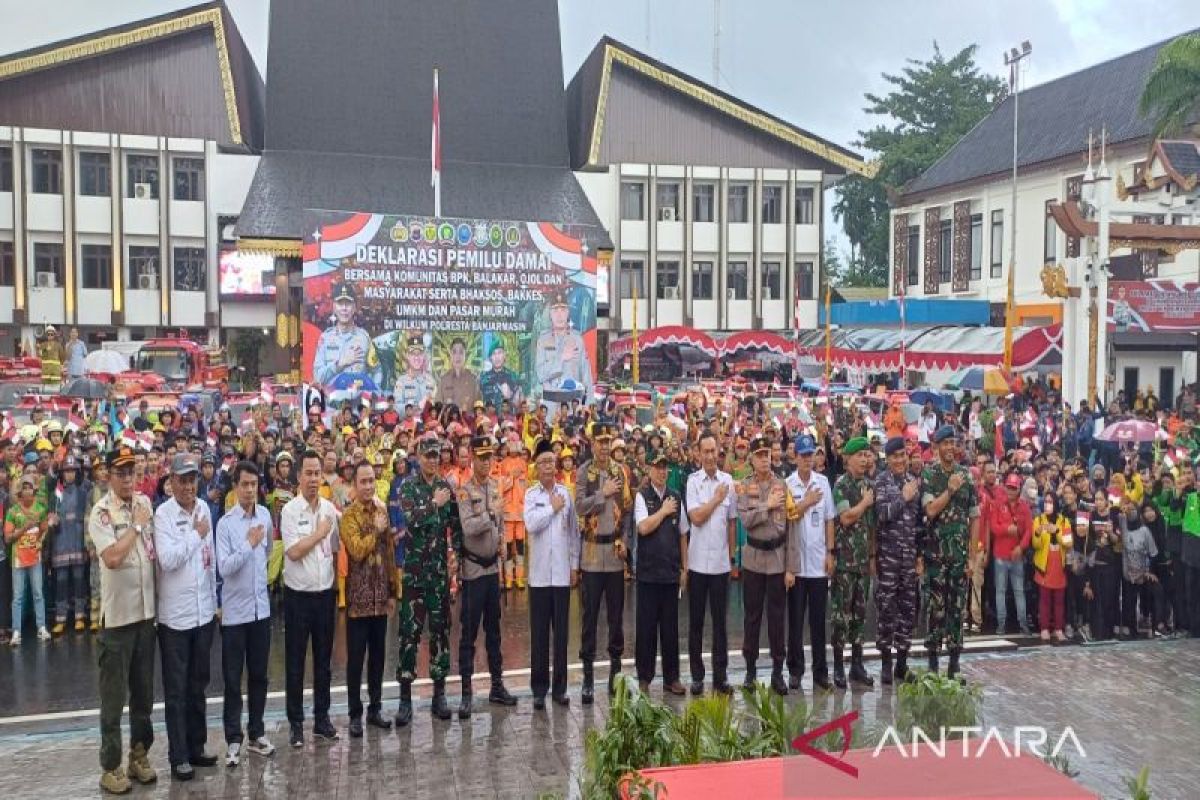 Kapolda Kalsel pimpin deklarasi pemilu damai diikuti ribuan orang di Banjarmasin