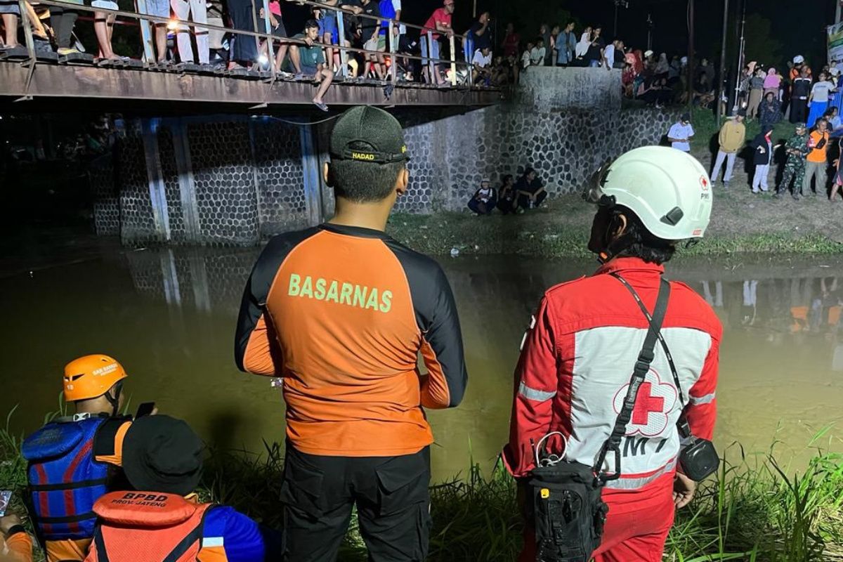 Tim SAR evakuasi remaja tewas hanyut di sungai di Semarang