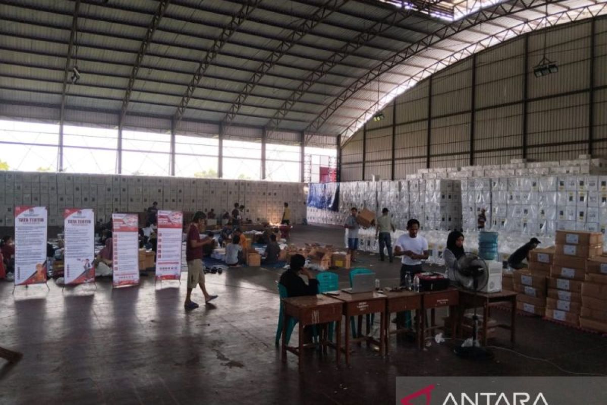 KPU Sampang libatkan pekerja lokal pelipat surat suara