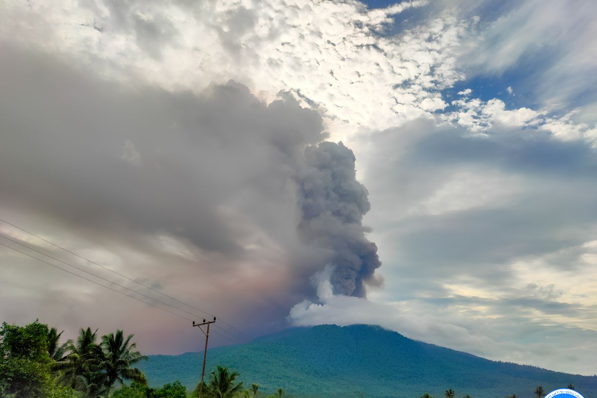 Gunung Lewotobi Laki-laki melontarkan abu setinggi 2.000 meter