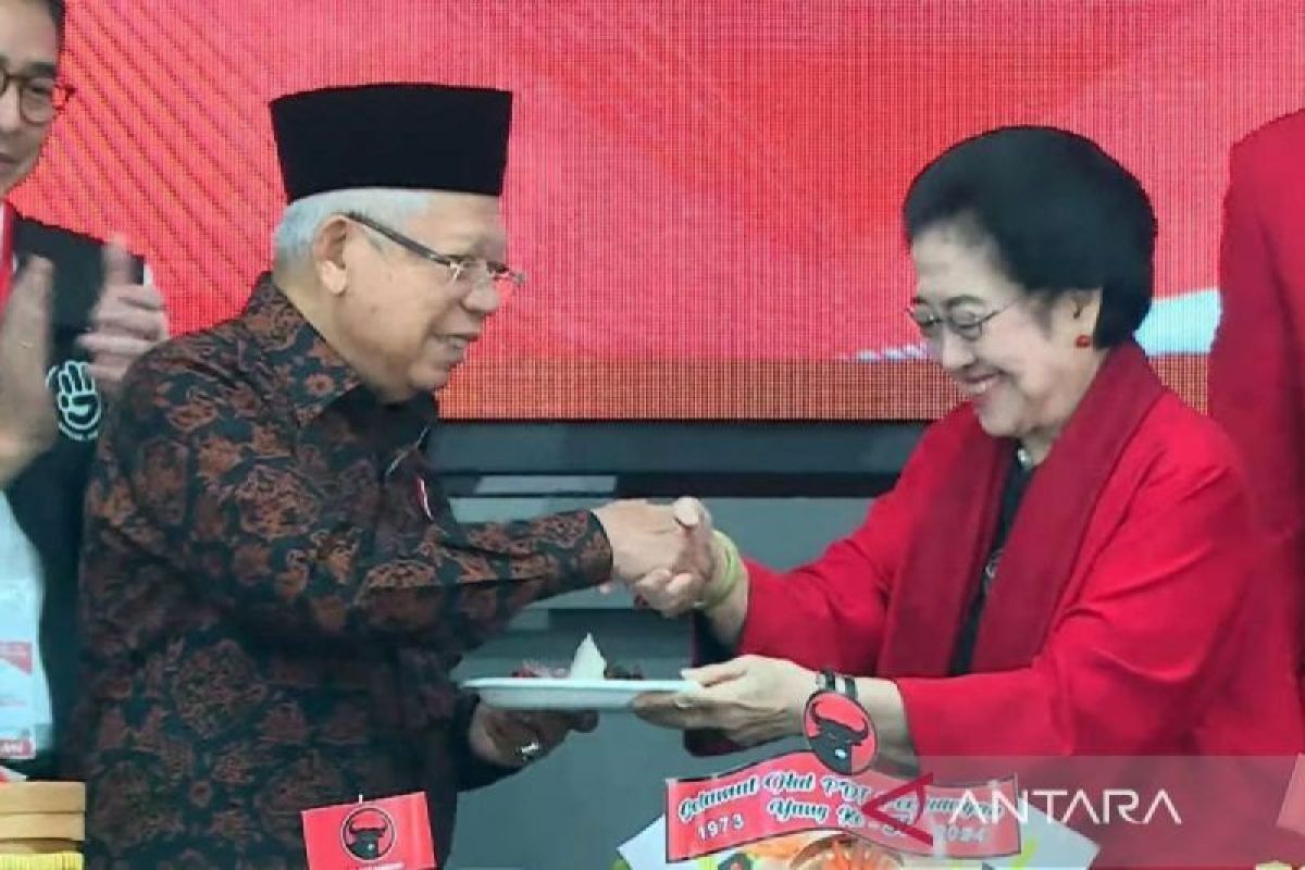 Megawati Soekarnoputri beri potongan pertama tumpeng HUT PDIP untuk Ma'ruf Amin