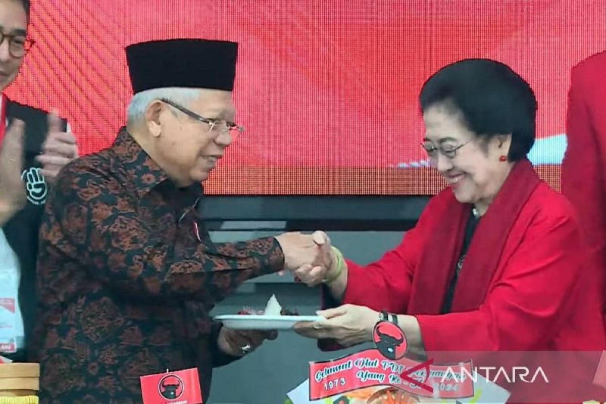 HUT ke-51 PDI, Megawati beri potongan tumpeng pertama untuk Ma'ruf Amin