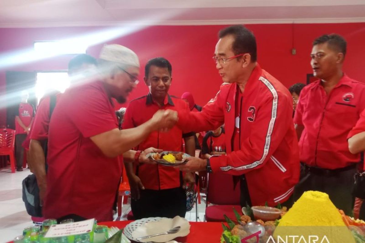 DPC PDI Perjuangan Belitung potong tumpeng peringati HUT ke-51