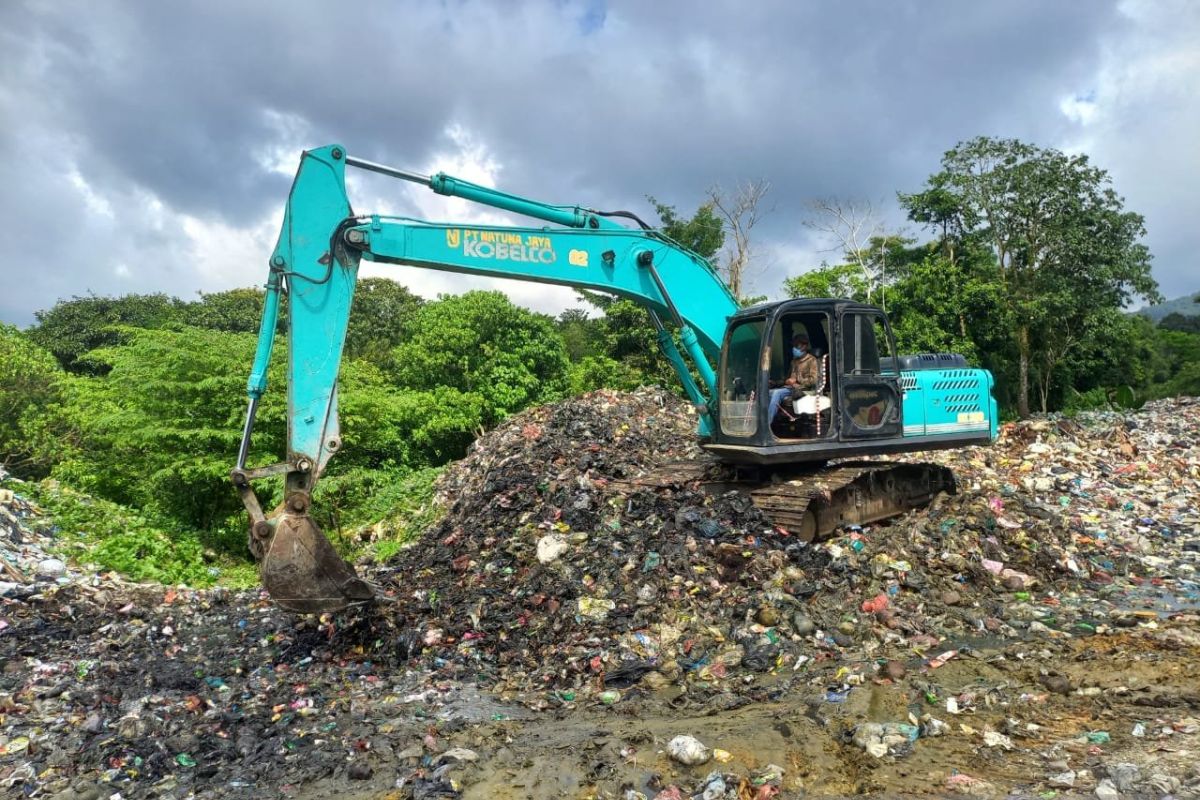 Pemkab Natuna bersihkan sampah yang menumpuk di jalan TPA Sebayar