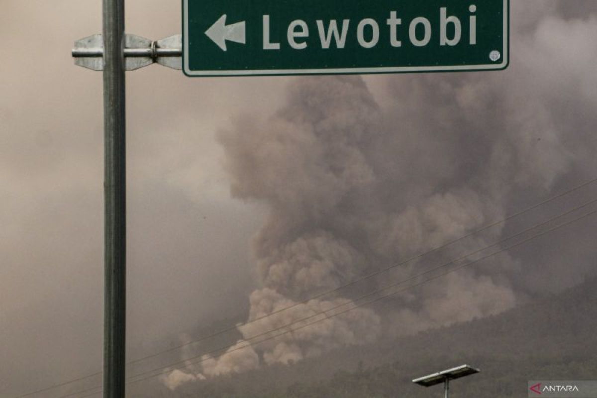 Polisi buka tutup jalan trans Flores dampak erupsi Gunung Lewotobi